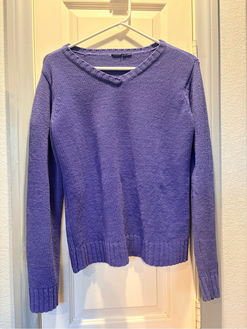 Women's V-Neck Lightweight Sweater - Lavender Purple